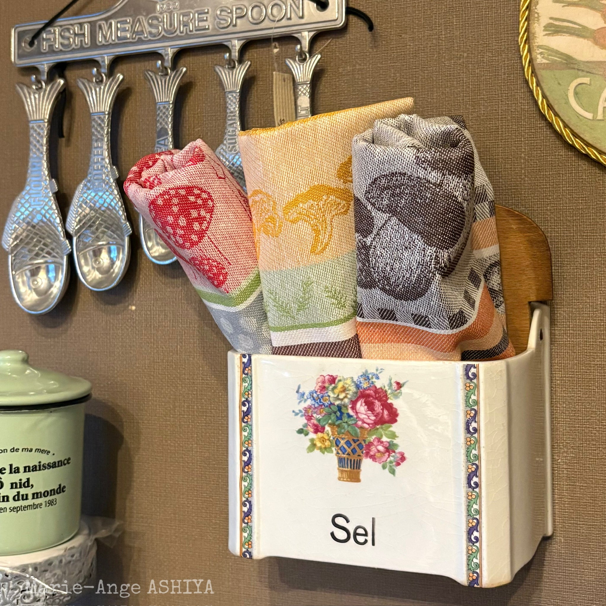 ヴィンテージ）小物入れ／木蓋付き壁掛け陶器（チェコスロバキア